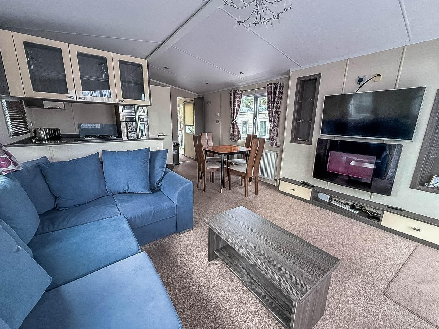 Beautiful Caravan With Decking At Broadland Sands Holiday Park Ref 20015cf - Lowestoft