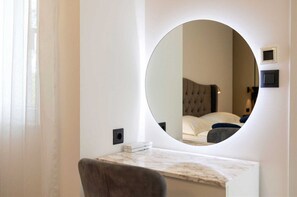 2 habitaciones, insonorización y tabla de planchar con plancha