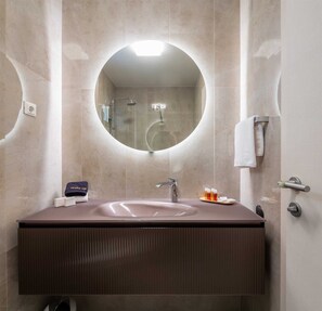 Dusche, Haartrockner, Handtücher