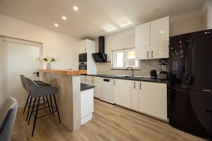 Een koelkast, een magnetron, een oven, een kookplaat