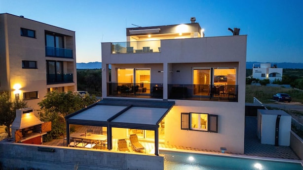 A modern two-story house with a pool, large windows, and a covered patio area. - Villa Beverly Hills, Heated pool, Jacuzzi, 12 people (Zadar)