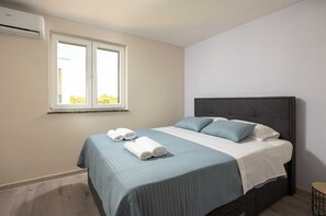 5 slaapkamers, een strijkplank/strijkijzer, reisbedje, gratis wifi