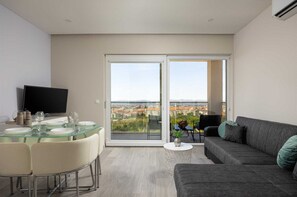 Een smart-tv en een open haard