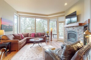 TV, peis, DVD-spiller og bøker