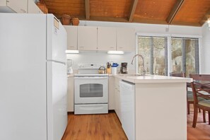 ثلاجة، ميكروويف، فرن، موقد طهي مسطح