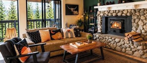 Smart TV, chimenea y libros