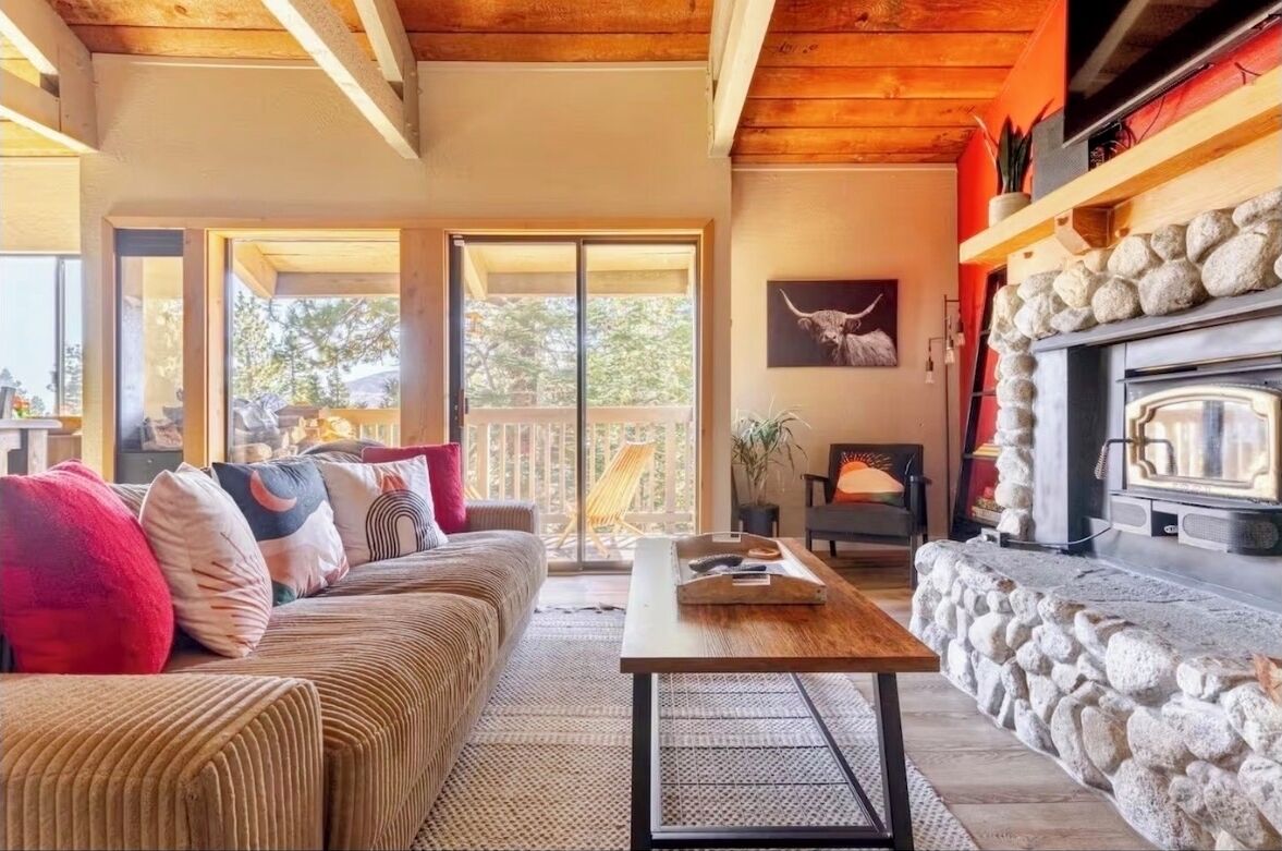 Smart-TV, peis og bøker