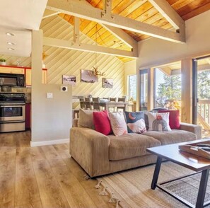 Smart-TV, Kamin, Bücher