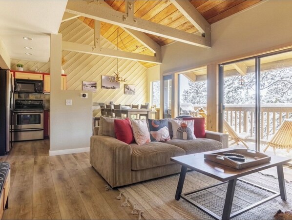 Smart TV, chimenea y libros 