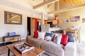 Smart TV, lareira, livros