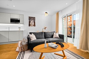 Living area - Stylish 2 Bed Apartment - 2 Bathrooms - Balcony (West Midlands)