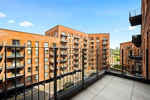 Un immeuble d’appartements moderne, doté de nombreux balcons et offrant une vue dégagée sur les environs.