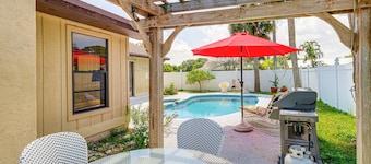 1 Mi to Dtwn Stuart: Bright Home w/ Pool & Spa!