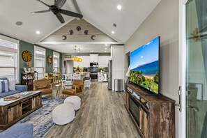 Smart-TV, Kamin, Videospiele, Tischfußball