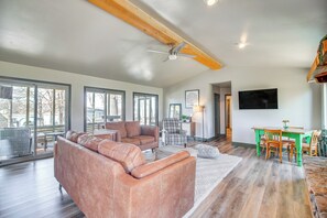 TV, books - Boat Ramp: Grand Lake O’ the Cherokees Retreat! (Afton)
