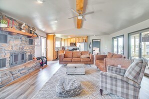 TV, books - Boat Ramp: Grand Lake O’ the Cherokees Retreat! (Afton)
