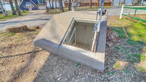 Eine Betonkonstruktion mit Metallrahmen, möglicherweise eine Aussichtsplattform oder ein Bauteil.