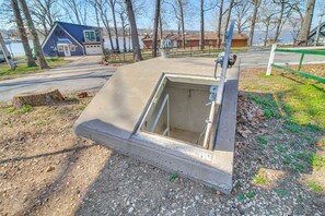 Eine Betonkonstruktion mit Metallrahmen, möglicherweise eine Aussichtsplattform oder ein Bauteil.