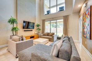 TV - < 2 Mi to WDW Attractions: Luxe Family Getaway! (Kissimmee)