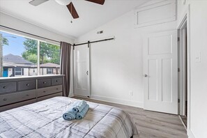 2 chambres, fer et planche à repasser, Wi-Fi, draps fournis