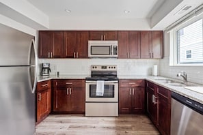 Refrigerador, microondas, horno, placa de cocina