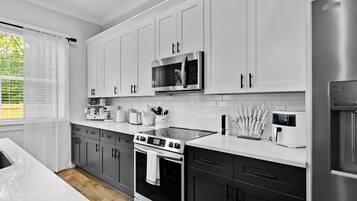 Jääkaappi, mikroaaltouuni, uuni, liesi