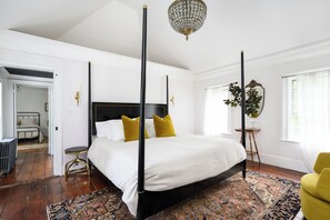 5 bedrooms, iron/ironing board, WiFi, bed sheets