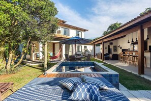 Inomhuspool, utomhuspool och parasoller