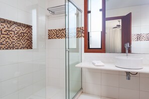 Hus Deluxe - 4 sovrum - privat pool | Badrum | Dusch, hårtork, handdukar och toalettpapper