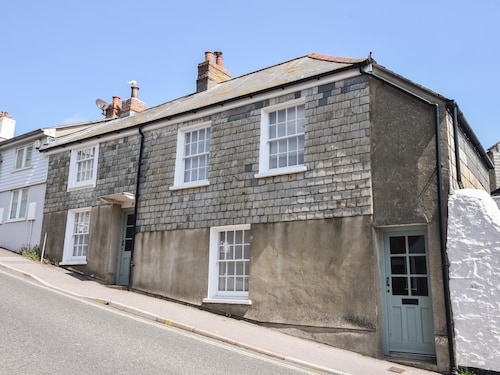 Lyme Regis self-catering cottage with parking 
50m from the Cobb, 3 Bedrooms.