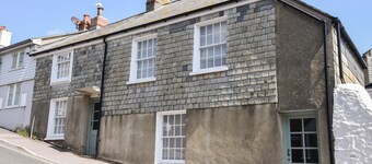 Lyme Regis self-catering cottage with parking 
50m from the Cobb, 3 Bedrooms.