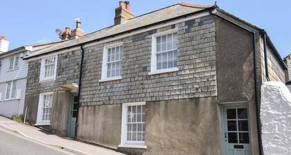 Lyme Regis self-catering cottage with parking
50m from the Cobb, 3 Bedrooms.