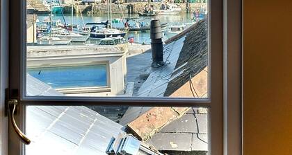 Lyme Regis self-catering cottage with parking
50m from the Cobb, 3 Bedrooms.