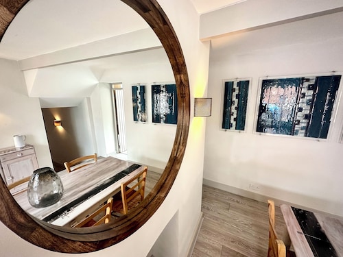 Lyme Regis self-catering cottage with parking
50m from the Cobb, 3 Bedrooms.