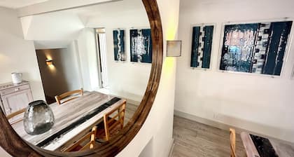 Lyme Regis self-catering cottage with parking
50m from the Cobb, 3 Bedrooms.