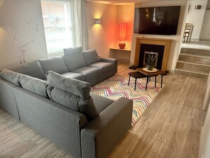 Smart TV y chimenea 