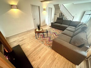 Smart TV, fireplace