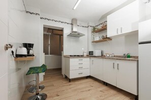 Køleskab, mikrobølgeovn, kogeplade, kaffe-/temaskine