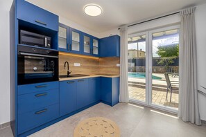 Fridge, oven, stovetop, dishwasher - Holiday house ANTICA with heated pool (Lakmartin)