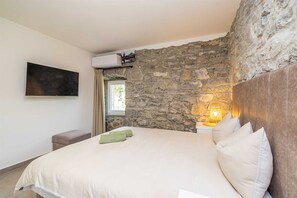 3 bedrooms, iron/ironing board, free WiFi, bed sheets - Holiday house ANTICA with heated pool (Lakmartin)