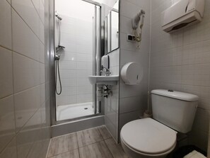 Suihku, hiustenkuivaaja, vessapaperi