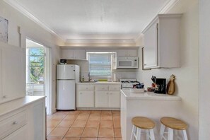 Réfrigérateur, plaque de cuisson, cafetière/bouilloire