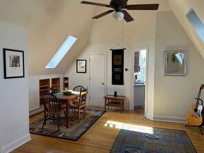 Dining - Charming 1-bedroom apartment with view, AC, WiFi in delightful 15 minutes to NYC (Weehawken Township)