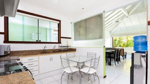 Deluxe House, 4 Bedrooms, Air conditioning | Private kitchen | Fridge, microwave, oven, stovetop - Bz08 Casa 200m da praia de Geribá (Buzios)