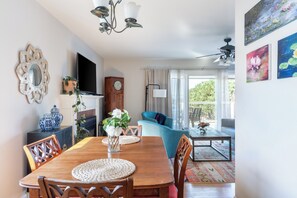 Dining - Sunset House w/view of the Sound and the Olympics- (Seattle)