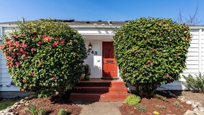 Une maison avec une porte rouge, le numéro 643, et un chemin menant à l’entrée.