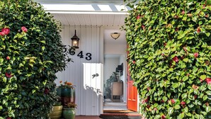 Une maison à l’extérieur blanc, portant le numéro 543, et dont la porte d’entrée est rouge.