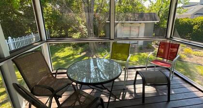 Charming 3-bedroom cottage in Fayetteville with AC, WiFi