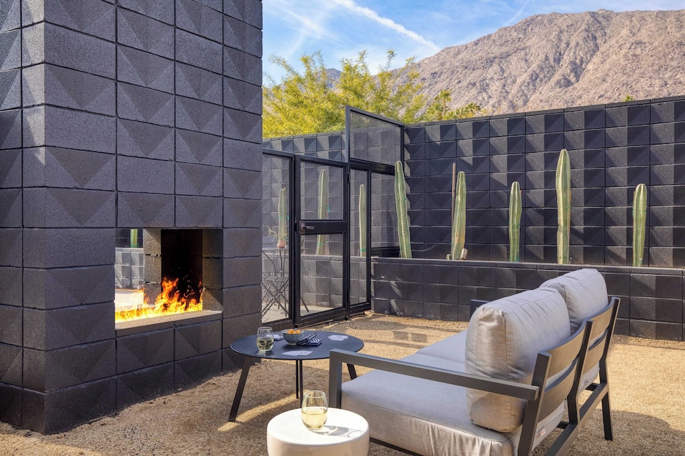 Blackhaus C: 4 Bedroom Suite by Avantstay 4-room Retreat