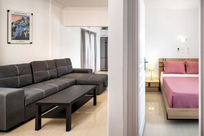 Deluxe appartement, uitzicht op zee | Woonruimte | Een televisie